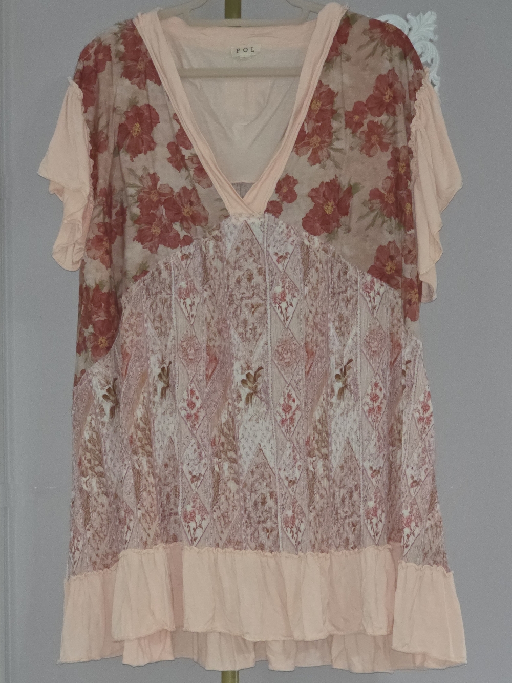 POL Floral Patchwork V-Neck Women’s Top in Peach Lg